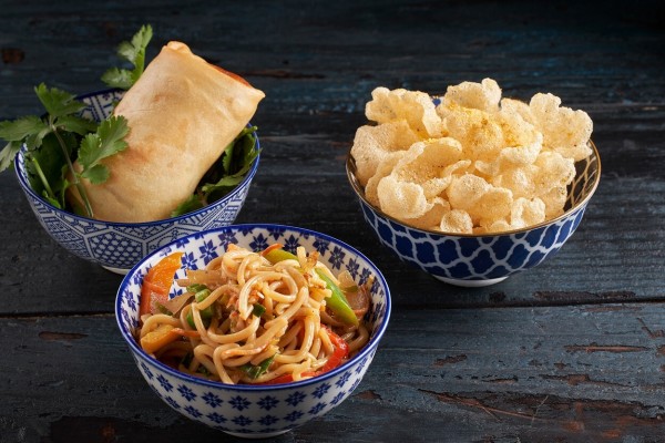 Oriental wok with spring rolls and Tasty-Bites Kafir & Thai