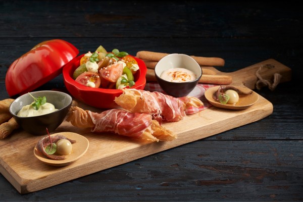 Tomatensalat mit Crunchy Nut Almond und Schinken