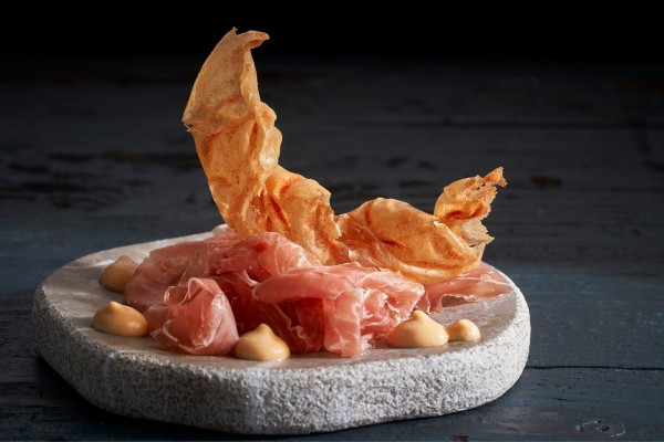 Crunchy Nut Almond mit Schinken und Natural Sauce Salsa Brava