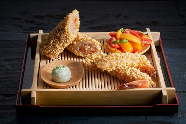 Rouleau de printemps et crevettes nobashi avec Corn Panko Kimchi et Natural Sauce Basil