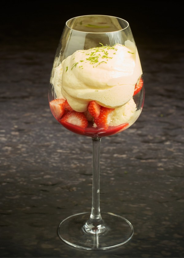 Glace à la vanille avec des fraises fraîches et du Dessert-Espuma Sabayon