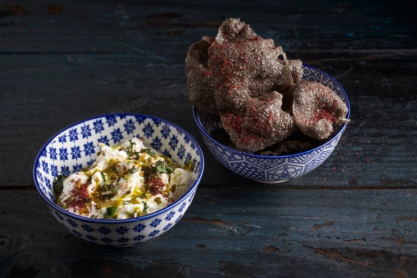 Krupuk sépia avec labneh