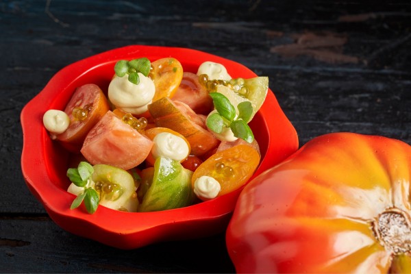 Salade de tomates avec Caviaroli Basil