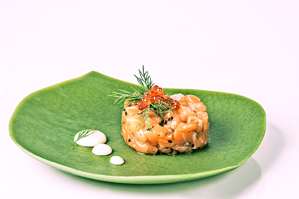 Lachstartar mit Caviaroli Chili