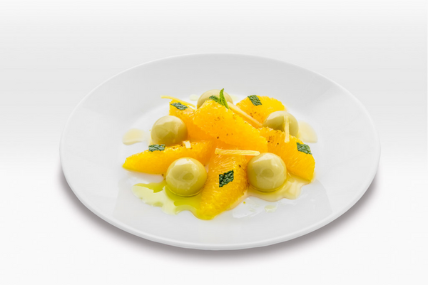 Orange mit Olivenöl, Minze und kugelförmigen Oliven