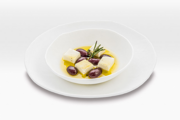 Feta mit Rosmarinöl und kugelförmigen Oliven