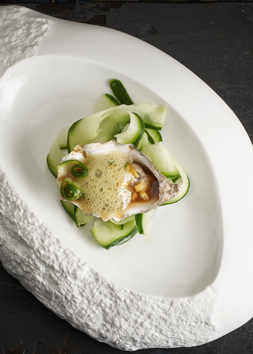 Oester met komkommer espuma